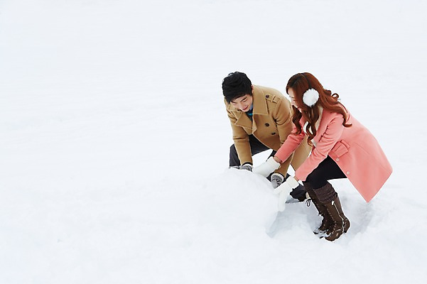포토 JPG 주간 전신 커플 계절 여자 남자 커플라이프 여행 장갑 겨울 눈사람 부츠 웃음 사람 동양인 20대 성인 야외 두명 옆모습 설원 한국인 코트 눈 겨울여행 귀마개 즐거움 눈장난 청년만 성인만 국내포토 자연요소 라이프스타일 잡화 감정 뷰포인트 신발 관계 놀이 날씨 눈_날씨 표정 인종 청년 외투 파일형식