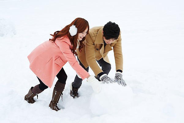 포토 JPG 주간 전신 커플 계절 여자 남자 커플라이프 여행 장갑 겨울 눈사람 부츠 웃음 사람 동양인 20대 성인 야외 두명 설원 한국인 코트 눈 겨울여행 귀마개 즐거움 눈장난 굴리기 청년만 성인만 국내포토 자연요소 라이프스타일 잡화 감정 신발 관계 모션 놀이 표정 인종 청년 외투 파일형식