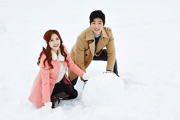 포토 JPG 주간 전신 커플 계절 여자 남자 커플라이프 여행 장갑 겨울 눈사람 웃음 사람 앉기 동양인 20대 성인 야외 두명 앞모습 설원 한국인 코트 눈 겨울여행 귀마개 즐거움 눈장난 청년만 성인만 국내포토 자연요소 라이프스타일 잡화 감정 뷰포인트 관계 모션 놀이 표정 인종 청년 외투 파일형식