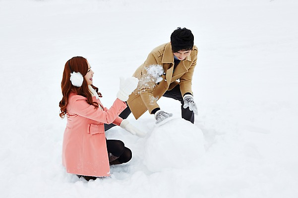 포토 JPG 주간 전신 커플 계절 여자 남자 커플라이프 여행 장갑 겨울 장난 눈사람 놀이 웃음 사람 앉기 동양인 20대 성인 야외 두명 설원 한국인 코트 눈 던지기 겨울여행 귀마개 즐거움 눈장난 청년만 성인만 국내포토 자연요소 라이프스타일 잡화 감정 관계 모션 표정 인종 청년 외투 파일형식