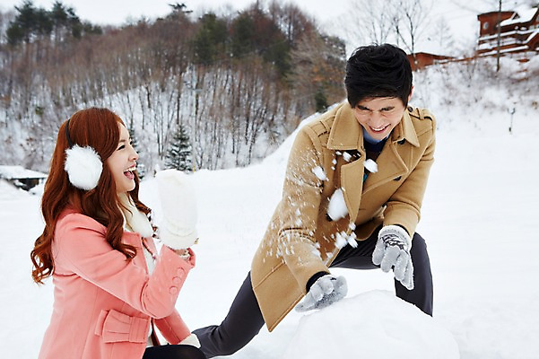 포토 JPG 주간 나무 식물 커플 계절 여자 남자 커플라이프 여행 장갑 겨울 장난 눈사람 놀이 웃음 사람 동양인 20대 성인 야외 두명 설원 한국인 코트 눈 던지기 겨울여행 귀마개 즐거움 눈장난 청년만 성인만 국내포토 자연요소 라이프스타일 잡화 감정 관계 모션 표정 인종 청년 외투 파일형식