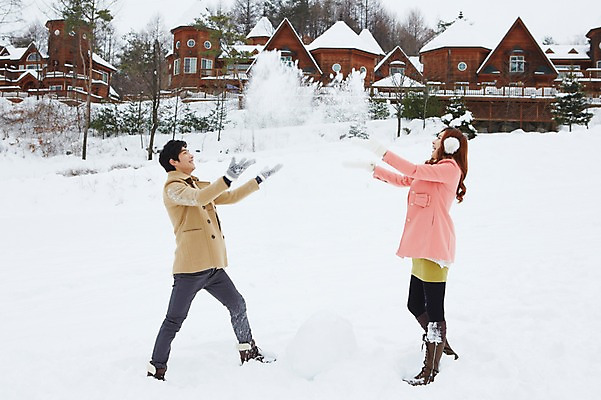포토 JPG 주간 전신 나무 식물 커플 계절 여자 남자 커플라이프 여행 장갑 겨울 장난 놀이 부츠 서기 웃음 사람 동양인 20대 성인 야외 두명 건물 옆모습 마주보기 설원 한국인 코트 눈 뿌리기 겨울여행 귀마개 즐거움 펜션 눈장난 청년만 성인만 국내포토 자연요소 라이프스타일 건축물 잡화 감정 뷰포인트 신발 관계 모션 숙소 날씨 눈_날씨 표정 인종 청년 외투 파일형식