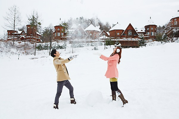 포토 JPG 주간 전신 나무 식물 커플 계절 여자 남자 커플라이프 여행 장갑 겨울 장난 놀이 부츠 서기 웃음 사람 동양인 20대 성인 야외 두명 건물 옆모습 마주보기 설원 한국인 코트 눈 뿌리기 겨울여행 귀마개 즐거움 펜션 눈장난 청년만 성인만 국내포토 자연요소 라이프스타일 건축물 잡화 감정 뷰포인트 신발 관계 모션 숙소 날씨 눈_날씨 표정 인종 청년 외투 파일형식
