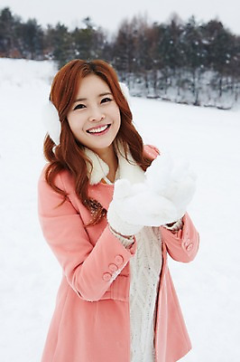 포토 JPG 주간 계절 여자 여행 장갑 겨울 장난 놀이 한명 웃음 들기 사람 동양인 상반신 20대 성인 야외 앞모습 아웃포커스 설원 한국인 코트 눈 겨울여행 귀마개 즐거움 눈장난 여자만 청년만 청년여자만 성인한명만 청년여자한명만 성인여자한명만 국내포토 자연요소 1 잡화 감정 뷰포인트 모션 촬영기법 표정 인종 청년 외투 여자한명만 성인여자만 성인만 파일형식