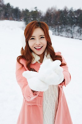 포토 JPG 주간 계절 여자 여행 장갑 겨울 장난 놀이 한명 웃음 들기 사람 동양인 상반신 20대 성인 야외 앞모습 아웃포커스 설원 한국인 코트 눈 겨울여행 귀마개 즐거움 눈장난 여자만 청년만 청년여자만 성인한명만 청년여자한명만 성인여자한명만 국내포토 자연요소 1 잡화 감정 뷰포인트 모션 촬영기법 표정 인종 청년 외투 여자한명만 성인여자만 성인만 파일형식