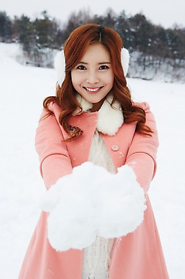 포토 JPG 주간 계절 여자 여행 장갑 겨울 장난 놀이 한명 웃음 들기 사람 동양인 상반신 20대 성인 야외 앞모습 아웃포커스 설원 한국인 코트 눈 겨울여행 귀마개 즐거움 눈장난 여자만 청년만 청년여자만 성인한명만 청년여자한명만 성인여자한명만 국내포토 자연요소 1 잡화 감정 뷰포인트 모션 촬영기법 표정 인종 청년 외투 여자한명만 성인여자만 성인만 파일형식