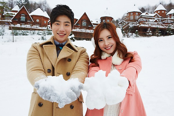 포토 JPG 주간 나무 식물 커플 계절 여자 남자 커플라이프 여행 장갑 겨울 장난 놀이 웃음 들기 사람 동양인 상반신 20대 성인 야외 두명 건물 앞모습 설원 한국인 코트 눈 겨울여행 귀마개 즐거움 펜션 눈장난 청년만 성인만 국내포토 자연요소 라이프스타일 건축물 잡화 감정 뷰포인트 관계 모션 숙소 날씨 눈_날씨 표정 인종 청년 외투 파일형식