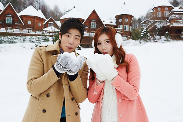 포토 JPG 주간 나무 식물 커플 계절 여자 남자 커플라이프 여행 장갑 겨울 장난 놀이 들기 사람 동양인 상반신 20대 성인 야외 두명 건물 앞모습 설원 한국인 코트 눈 겨울여행 귀마개 즐거움 펜션 눈장난 청년만 성인만 국내포토 자연요소 라이프스타일 건축물 잡화 감정 뷰포인트 관계 모션 숙소 날씨 눈_날씨 인종 청년 외투 파일형식