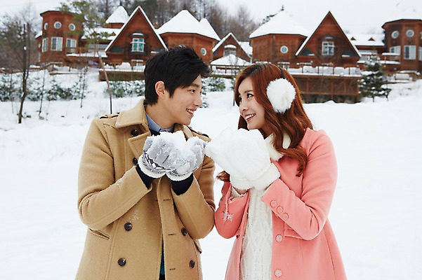 포토 JPG 주간 나무 식물 커플 계절 여자 남자 커플라이프 여행 장갑 겨울 장난 놀이 웃음 들기 사람 동양인 상반신 20대 성인 야외 두명 건물 앞모습 마주보기 설원 한국인 코트 눈 겨울여행 귀마개 즐거움 펜션 눈장난 청년만 성인만 국내포토 자연요소 라이프스타일 건축물 잡화 감정 뷰포인트 관계 모션 숙소 날씨 눈_날씨 표정 인종 청년 외투 파일형식