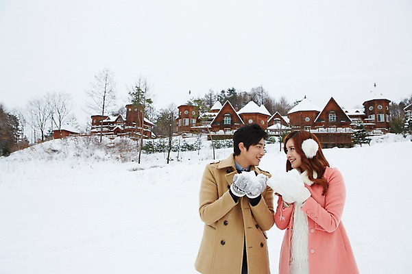 포토 JPG 주간 나무 식물 커플 계절 여자 남자 커플라이프 여행 장갑 겨울 장난 놀이 웃음 들기 사람 동양인 상반신 20대 성인 야외 두명 건물 앞모습 마주보기 설원 한국인 코트 눈 겨울여행 귀마개 즐거움 펜션 눈장난 청년만 성인만 국내포토 자연요소 라이프스타일 건축물 잡화 감정 뷰포인트 관계 모션 숙소 날씨 눈_날씨 표정 인종 청년 외투 파일형식