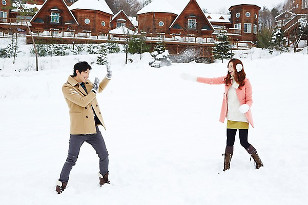 포토 JPG 주간 전신 나무 식물 커플 계절 여자 남자 커플라이프 여행 장갑 겨울 장난 놀이 부츠 서기 웃음 사람 동양인 20대 성인 야외 두명 건물 옆모습 마주보기 설원 한국인 코트 눈 던지기 겨울여행 귀마개 즐거움 펜션 눈싸움 청년만 성인만 국내포토 자연요소 라이프스타일 건축물 잡화 감정 뷰포인트 신발 관계 모션 숙소 날씨 눈_날씨 표정 인종 청년 외투 싸움 파일형식