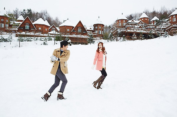 포토 JPG 주간 전신 나무 식물 커플 계절 여자 남자 커플라이프 여행 장갑 겨울 장난 놀이 부츠 서기 웃음 사람 동양인 20대 성인 야외 두명 건물 옆모습 마주보기 설원 한국인 코트 눈 겨울여행 귀마개 즐거움 펜션 눈싸움 청년만 성인만 국내포토 자연요소 라이프스타일 건축물 잡화 감정 뷰포인트 신발 관계 모션 숙소 날씨 눈_날씨 표정 인종 청년 외투 싸움 파일형식