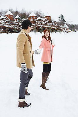 포토 JPG 주간 전신 나무 식물 커플 계절 여자 남자 커플라이프 여행 장갑 겨울 부츠 서기 웃음 사람 동양인 20대 성인 야외 두명 건물 옆모습 마주보기 걷기 설원 손잡기 한국인 코트 눈 겨울여행 귀마개 즐거움 펜션 청년만 성인만 국내포토 자연요소 라이프스타일 건축물 잡화 감정 뷰포인트 신발 관계 모션 숙소 날씨 눈_날씨 표정 인종 청년 외투 파일형식