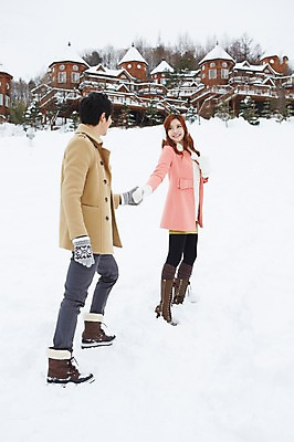 포토 JPG 주간 전신 나무 식물 커플 계절 여자 남자 커플라이프 여행 장갑 겨울 부츠 서기 웃음 사람 동양인 20대 성인 야외 두명 건물 옆모습 마주보기 걷기 설원 손잡기 한국인 코트 눈 겨울여행 귀마개 즐거움 펜션 청년만 성인만 국내포토 자연요소 라이프스타일 건축물 잡화 감정 뷰포인트 신발 관계 모션 숙소 날씨 눈_날씨 표정 인종 청년 외투 파일형식