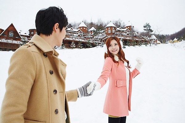 포토 JPG 주간 나무 식물 커플 계절 여자 남자 커플라이프 여행 장갑 겨울 서기 웃음 사람 동양인 상반신 20대 성인 야외 두명 건물 옆모습 마주보기 설원 손잡기 한국인 코트 눈 겨울여행 귀마개 즐거움 펜션 청년만 성인만 국내포토 자연요소 라이프스타일 건축물 잡화 감정 뷰포인트 관계 모션 숙소 날씨 눈_날씨 표정 인종 청년 외투 파일형식