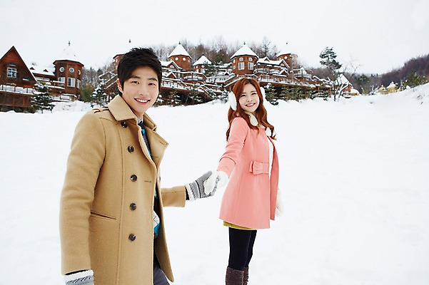 포토 JPG 주간 나무 식물 커플 계절 여자 남자 커플라이프 여행 장갑 겨울 서기 웃음 사람 동양인 상반신 20대 성인 야외 두명 건물 옆모습 설원 손잡기 한국인 코트 눈 겨울여행 귀마개 즐거움 펜션 청년만 성인만 국내포토 자연요소 라이프스타일 건축물 잡화 감정 뷰포인트 관계 모션 숙소 날씨 눈_날씨 표정 인종 청년 외투 파일형식