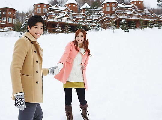 포토 JPG 주간 나무 식물 커플 계절 여자 남자 커플라이프 여행 장갑 겨울 부츠 서기 웃음 사람 동양인 20대 성인 야외 두명 건물 옆모습 걷기 설원 손잡기 한국인 코트 눈 겨울여행 귀마개 즐거움 펜션 청년만 성인만 국내포토 자연요소 라이프스타일 건축물 잡화 감정 뷰포인트 신발 관계 모션 숙소 날씨 눈_날씨 표정 인종 청년 외투 파일형식