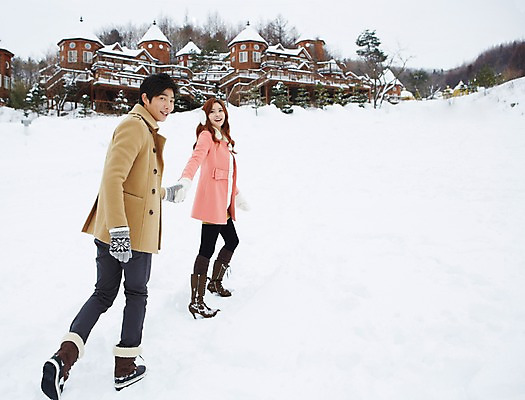 포토 JPG 주간 전신 나무 식물 커플 계절 여자 남자 커플라이프 여행 장갑 겨울 부츠 서기 웃음 사람 동양인 20대 성인 야외 두명 건물 옆모습 걷기 설원 손잡기 한국인 코트 눈 겨울여행 귀마개 즐거움 펜션 청년만 성인만 국내포토 자연요소 라이프스타일 건축물 잡화 감정 뷰포인트 신발 관계 모션 숙소 날씨 눈_날씨 표정 인종 청년 외투 파일형식