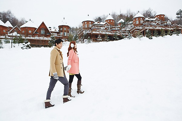 포토 JPG 주간 전신 나무 식물 커플 계절 여자 남자 커플라이프 여행 장갑 겨울 부츠 서기 웃음 사람 동양인 20대 성인 야외 두명 건물 옆모습 걷기 설원 손잡기 한국인 코트 눈 겨울여행 귀마개 즐거움 펜션 청년만 성인만 국내포토 자연요소 라이프스타일 건축물 잡화 감정 뷰포인트 신발 관계 모션 숙소 날씨 눈_날씨 표정 인종 청년 외투 파일형식