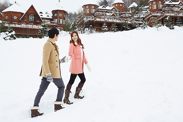 포토 JPG 주간 전신 나무 식물 커플 계절 여자 남자 커플라이프 여행 장갑 겨울 부츠 서기 웃음 사람 동양인 20대 성인 야외 두명 건물 옆모습 마주보기 걷기 설원 손잡기 한국인 코트 눈 겨울여행 귀마개 즐거움 펜션 청년만 성인만 국내포토 자연요소 라이프스타일 건축물 잡화 감정 뷰포인트 신발 관계 모션 숙소 날씨 눈_날씨 표정 인종 청년 외투 파일형식