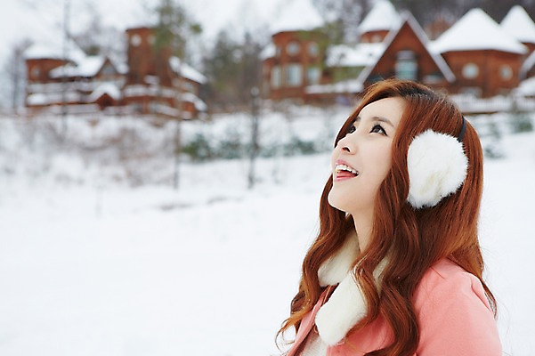 포토 JPG 주간 나무 식물 응시 계절 여자 겨울 한명 웃음 사람 동양인 상반신 20대 성인 야외 건물 옆모습 아웃포커스 설원 한국인 코트 올려보기 눈 겨울여행 귀마개 즐거움 펜션 여자만 청년만 청년여자만 성인한명만 청년여자한명만 성인여자한명만 국내포토 자연요소 1 건축물 시선 잡화 감정 뷰포인트 여행 모션 숙소 날씨 눈_날씨 촬영기법 표정 인종 청년 외투 여자한명만 성인여자만 성인만 파일형식