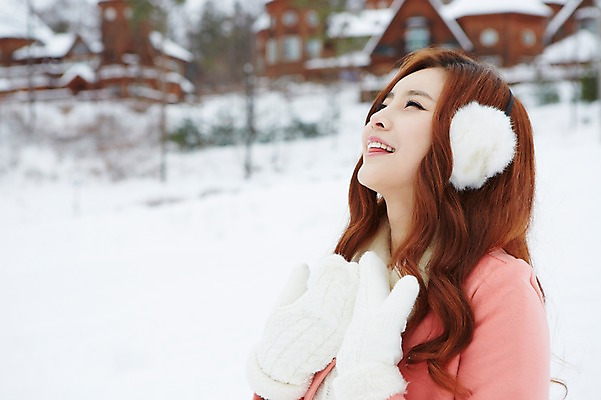 포토 JPG 주간 나무 식물 응시 계절 여자 장갑 겨울 한명 웃음 사람 동양인 상반신 20대 성인 야외 건물 옆모습 아웃포커스 설원 한국인 코트 올려보기 눈 겨울여행 귀마개 즐거움 펜션 여자만 청년만 청년여자만 성인한명만 청년여자한명만 성인여자한명만 국내포토 자연요소 1 건축물 시선 잡화 감정 뷰포인트 여행 모션 숙소 날씨 눈_날씨 촬영기법 표정 인종 청년 외투 여자한명만 성인여자만 성인만 파일형식