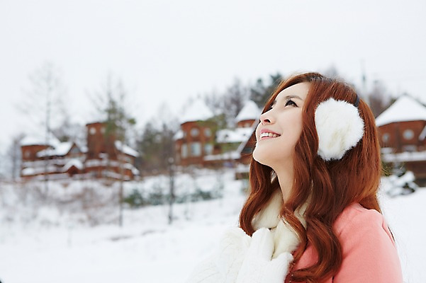 포토 JPG 주간 나무 식물 응시 계절 여자 장갑 겨울 한명 웃음 사람 동양인 상반신 20대 성인 야외 건물 옆모습 아웃포커스 설원 한국인 코트 올려보기 눈 겨울여행 귀마개 즐거움 펜션 여자만 청년만 청년여자만 성인한명만 청년여자한명만 성인여자한명만 국내포토 자연요소 1 건축물 시선 잡화 감정 뷰포인트 여행 모션 숙소 날씨 눈_날씨 촬영기법 표정 인종 청년 외투 여자한명만 성인여자만 성인만 파일형식