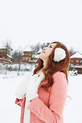 포토 JPG 주간 나무 식물 응시 계절 여자 장갑 겨울 한명 사람 동양인 상반신 20대 성인 야외 건물 옆모습 아웃포커스 설원 한국인 코트 올려보기 눈 겨울여행 귀마개 즐거움 펜션 여자만 청년만 청년여자만 성인한명만 청년여자한명만 성인여자한명만 국내포토 자연요소 1 건축물 시선 잡화 감정 뷰포인트 여행 모션 숙소 날씨 눈_날씨 촬영기법 인종 청년 외투 여자한명만 성인여자만 성인만 파일형식