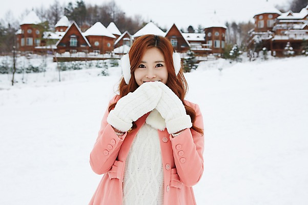 포토 JPG 주간 계절 여자 장갑 겨울 한명 웃음 사람 동양인 손짓 상반신 20대 성인 야외 건물 앞모습 아웃포커스 귀여움 설원 한국인 코트 눈 겨울여행 귀마개 즐거움 펜션 여자만 청년만 청년여자만 성인한명만 청년여자한명만 성인여자한명만 국내포토 자연요소 1 건축물 잡화 감정 뷰포인트 여행 컨셉 모션 숙소 날씨 눈_날씨 촬영기법 표정 인종 청년 외투 여자한명만 성인여자만 성인만 파일형식