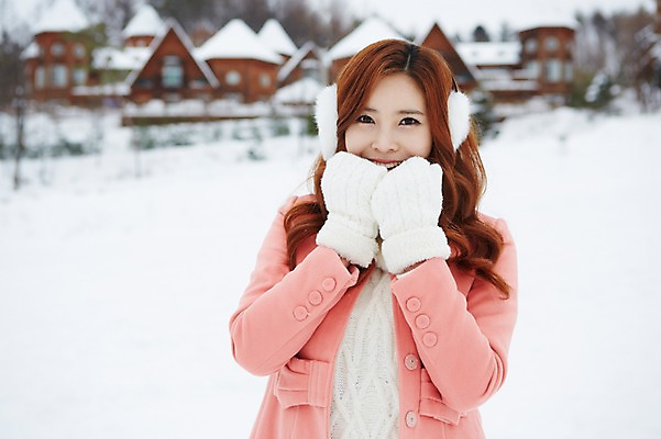 포토 JPG 주간 계절 여자 장갑 겨울 한명 웃음 사람 동양인 손짓 상반신 20대 성인 야외 건물 앞모습 아웃포커스 귀여움 설원 한국인 코트 눈 겨울여행 귀마개 즐거움 펜션 여자만 청년만 청년여자만 성인한명만 청년여자한명만 성인여자한명만 국내포토 자연요소 1 건축물 잡화 감정 뷰포인트 여행 컨셉 모션 숙소 날씨 눈_날씨 촬영기법 표정 인종 청년 외투 여자한명만 성인여자만 성인만 파일형식