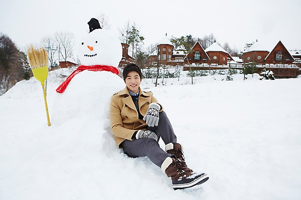 포토 JPG 주간 전신 나무 식물 모자 계절 남자 장갑 겨울 눈사람 부츠 한명 웃음 사람 앉기 동양인 20대 성인 야외 건물 앞모습 설원 목도리 한국인 코트 눈 빗자루 겨울여행 즐거움 펜션 청년만 청년남자만 청년남자한명만 성인남자한명만 국내포토 자연요소 1 건축물 잡화 감정 뷰포인트 여행 신발 모션 숙소 날씨 눈_날씨 표정 인종 청년 외투 청소도구 남자만 남자한명만 성인남자만 성인만 파일형식