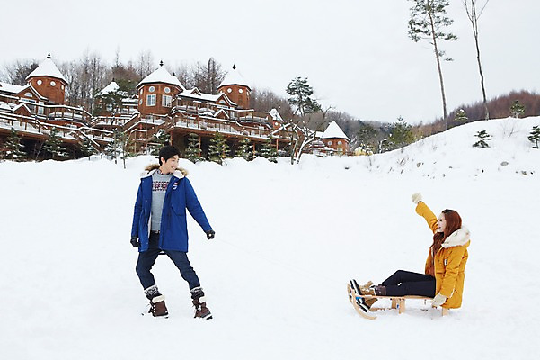 포토 JPG 주간 전신 나무 식물 커플 계절 여자 남자 커플라이프 여행 장갑 겨울 놀이 부츠 서기 웃음 사람 앉기 동양인 20대 성인 야외 두명 건물 옆모습 캐주얼 마주보기 설원 점퍼 한국인 눈 당기기 승차 겨울여행 귀마개 즐거움 펜션 썰매 청년만 성인만 국내포토 자연요소 라이프스타일 건축물 잡화 옷 감정 뷰포인트 신발 관계 모션 숙소 날씨 눈_날씨 표정 인종 청년 외투 파일형식