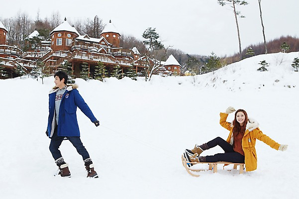 포토 JPG 주간 전신 나무 식물 커플 계절 여자 남자 커플라이프 여행 장갑 겨울 놀이 부츠 서기 웃음 사람 앉기 동양인 20대 성인 야외 두명 건물 옆모습 캐주얼 설원 점퍼 한국인 눈 당기기 승차 겨울여행 귀마개 즐거움 펜션 썰매 청년만 성인만 국내포토 자연요소 라이프스타일 건축물 잡화 옷 감정 뷰포인트 신발 관계 모션 숙소 날씨 눈_날씨 표정 인종 청년 외투 파일형식