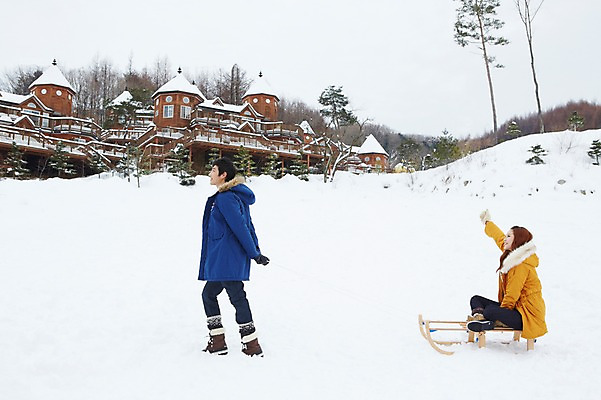 포토 JPG 주간 전신 나무 식물 커플 계절 여자 남자 커플라이프 여행 장갑 겨울 놀이 부츠 서기 웃음 사람 앉기 동양인 20대 성인 야외 두명 건물 옆모습 캐주얼 설원 점퍼 한국인 눈 당기기 승차 겨울여행 귀마개 즐거움 펜션 썰매 청년만 성인만 국내포토 자연요소 라이프스타일 건축물 잡화 옷 감정 뷰포인트 신발 관계 모션 숙소 날씨 눈_날씨 표정 인종 청년 외투 파일형식