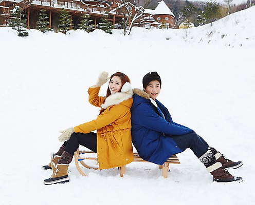 포토 JPG 주간 전신 나무 식물 커플 계절 여자 남자 커플라이프 여행 장갑 겨울 놀이 부츠 웃음 사람 앉기 동양인 20대 성인 야외 두명 건물 옆모습 캐주얼 설원 점퍼 한국인 등맞대기 눈 승차 겨울여행 귀마개 즐거움 펜션 썰매 청년만 성인만 국내포토 자연요소 라이프스타일 건축물 잡화 옷 감정 뷰포인트 신발 관계 모션 숙소 날씨 눈_날씨 표정 인종 청년 외투 파일형식