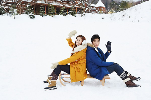 포토 JPG 주간 전신 나무 식물 커플 계절 여자 남자 커플라이프 여행 장갑 겨울 놀이 부츠 웃음 사람 앉기 동양인 손짓 20대 성인 야외 두명 건물 옆모습 캐주얼 설원 점퍼 한국인 등맞대기 눈 승차 겨울여행 귀마개 즐거움 펜션 썰매 손인사 청년만 성인만 국내포토 자연요소 라이프스타일 건축물 잡화 옷 감정 뷰포인트 신발 관계 모션 숙소 날씨 눈_날씨 표정 인종 청년 외투 인사 파일형식