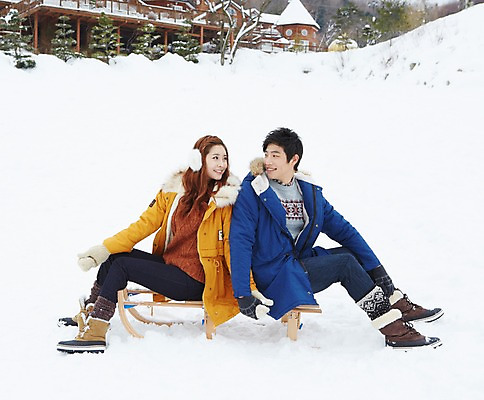 포토 JPG 주간 전신 나무 식물 커플 계절 여자 남자 커플라이프 여행 장갑 겨울 놀이 부츠 웃음 사람 앉기 동양인 20대 성인 야외 두명 건물 옆모습 캐주얼 마주보기 설원 점퍼 한국인 등맞대기 눈 뒤돌아보기 승차 겨울여행 귀마개 즐거움 펜션 썰매 청년만 성인만 국내포토 자연요소 라이프스타일 건축물 잡화 옷 감정 뷰포인트 신발 관계 모션 숙소 날씨 눈_날씨 표정 인종 청년 외투 파일형식