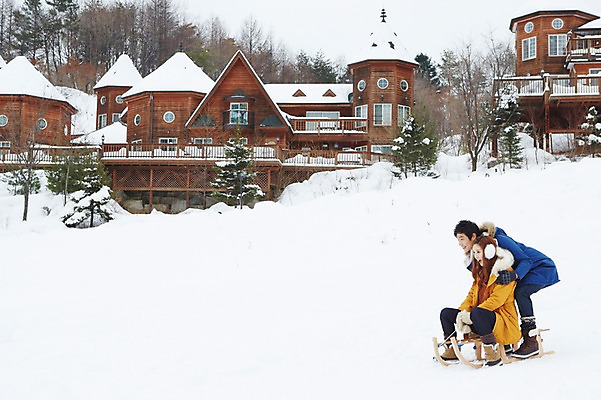 포토 JPG 주간 전신 나무 식물 커플 계절 여자 남자 커플라이프 여행 장갑 겨울 놀이 부츠 웃음 사람 앉기 동양인 20대 성인 야외 두명 건물 옆모습 캐주얼 설원 점퍼 한국인 눈 승차 겨울여행 귀마개 즐거움 펜션 썰매 청년만 성인만 국내포토 자연요소 라이프스타일 건축물 잡화 옷 감정 뷰포인트 신발 관계 모션 숙소 날씨 눈_날씨 표정 인종 청년 외투 파일형식