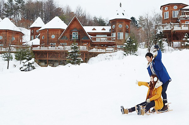 포토 JPG 주간 전신 나무 식물 커플 계절 여자 남자 커플라이프 여행 장갑 겨울 놀이 부츠 서기 웃음 사람 앉기 동양인 20대 성인 야외 두명 건물 옆모습 캐주얼 설원 점퍼 한국인 눈 승차 겨울여행 귀마개 즐거움 펜션 썰매 청년만 성인만 국내포토 자연요소 라이프스타일 건축물 잡화 옷 감정 뷰포인트 신발 관계 모션 숙소 날씨 눈_날씨 표정 인종 청년 외투 파일형식