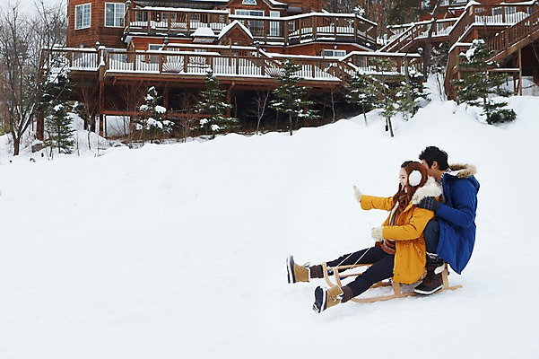 포토 JPG 주간 전신 나무 식물 커플 계절 여자 남자 커플라이프 여행 장갑 겨울 놀이 부츠 웃음 사람 앉기 동양인 20대 성인 야외 두명 건물 옆모습 캐주얼 설원 점퍼 한국인 눈 승차 겨울여행 귀마개 즐거움 펜션 썰매 청년만 성인만 국내포토 자연요소 라이프스타일 건축물 잡화 옷 감정 뷰포인트 신발 관계 모션 숙소 날씨 눈_날씨 표정 인종 청년 외투 파일형식