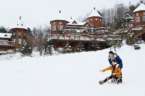 포토 JPG 주간 전신 나무 식물 커플 계절 여자 남자 커플라이프 여행 장갑 겨울 놀이 부츠 서기 웃음 사람 앉기 동양인 20대 성인 야외 두명 건물 옆모습 캐주얼 설원 점퍼 한국인 눈 승차 겨울여행 귀마개 즐거움 펜션 썰매 청년만 성인만 국내포토 자연요소 라이프스타일 건축물 잡화 옷 감정 뷰포인트 신발 관계 모션 숙소 날씨 눈_날씨 표정 인종 청년 외투 파일형식