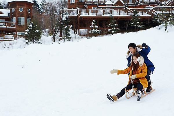 포토 JPG 주간 전신 나무 식물 커플 계절 여자 남자 커플라이프 여행 장갑 겨울 놀이 부츠 웃음 사람 앉기 동양인 20대 성인 야외 두명 건물 옆모습 캐주얼 설원 점퍼 한국인 눈 승차 겨울여행 귀마개 즐거움 펜션 썰매 청년만 성인만 국내포토 자연요소 라이프스타일 건축물 잡화 옷 감정 뷰포인트 신발 관계 모션 숙소 날씨 눈_날씨 표정 인종 청년 외투 파일형식