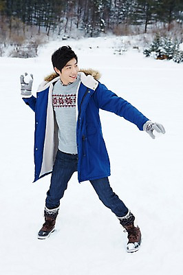 포토 JPG 주간 전신 응시 계절 남자 여행 포즈 장갑 겨울 부츠 한명 서기 웃음 들기 사람 동양인 20대 성인 야외 캐주얼 설원 점퍼 한국인 눈 던지기 겨울여행 즐거움 눈싸움 청년만 청년남자만 청년남자한명만 성인남자한명만 국내포토 자연요소 1 시선 잡화 옷 감정 신발 모션 날씨 눈_날씨 표정 인종 청년 외투 싸움 남자만 남자한명만 성인남자만 성인만 파일형식