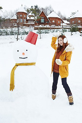 포토 JPG 주간 전신 나무 식물 계절 여자 여행 장갑 겨울 눈사람 부츠 한명 서기 웃음 들기 사람 동양인 20대 성인 야외 건물 앞모습 캐주얼 설원 목도리 점퍼 한국인 눈 던지기 양동이 겨울여행 귀마개 즐거움 펜션 눈싸움 여자만 청년만 청년여자만 성인한명만 청년여자한명만 성인여자한명만 국내포토 자연요소 1 건축물 잡화 옷 감정 뷰포인트 신발 모션 숙소 날씨 눈_날씨 표정 인종 청년 외투 싸움 여자한명만 성인여자만 성인만 파일형식