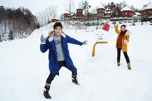 포토 JPG 주간 전신 나무 식물 커플 계절 여자 남자 커플라이프 여행 장갑 겨울 장난 눈사람 놀이 부츠 서기 웃음 들기 사람 동양인 20대 성인 야외 두명 건물 앞모습 캐주얼 설원 목도리 점퍼 한국인 눈 던지기 양동이 겨울여행 귀마개 즐거움 펜션 눈싸움 청년만 성인만 국내포토 자연요소 라이프스타일 건축물 잡화 옷 감정 뷰포인트 신발 관계 모션 숙소 날씨 눈_날씨 표정 인종 청년 외투 싸움 파일형식