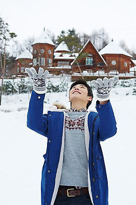 포토 JPG 주간 계절 남자 장갑 겨울 한명 웃음 사람 동양인 손짓 상반신 20대 성인 야외 건물 앞모습 캐주얼 설원 점퍼 한국인 올려보기 눈 겨울여행 즐거움 펜션 청년만 청년남자만 청년남자한명만 성인남자한명만 국내포토 자연요소 1 건축물 잡화 옷 감정 뷰포인트 여행 모션 숙소 날씨 눈_날씨 표정 인종 청년 외투 남자만 남자한명만 성인남자만 성인만 파일형식