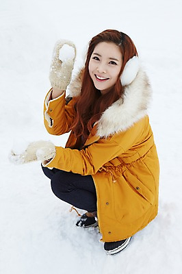 포토 JPG 주간 전신 계절 여자 여행 장갑 겨울 장난 놀이 한명 웃음 들기 사람 앉기 동양인 20대 성인 야외 옆모습 캐주얼 설원 점퍼 한국인 눈 겨울여행 귀마개 즐거움 눈장난 여자만 청년만 청년여자만 성인한명만 청년여자한명만 성인여자한명만 국내포토 자연요소 1 잡화 옷 감정 뷰포인트 모션 표정 인종 청년 외투 여자한명만 성인여자만 성인만 파일형식