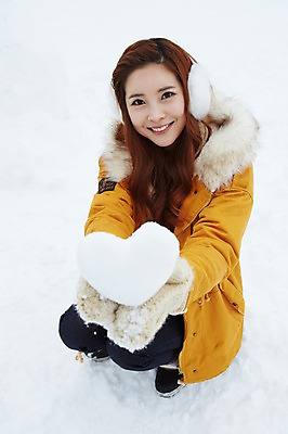 포토 JPG 주간 전신 계절 여자 여행 장갑 겨울 장난 놀이 한명 웃음 들기 사람 앉기 동양인 20대 성인 야외 앞모습 캐주얼 설원 점퍼 한국인 하트 눈 겨울여행 귀마개 즐거움 눈장난 여자만 청년만 청년여자만 성인한명만 청년여자한명만 성인여자한명만 국내포토 자연요소 모양 1 잡화 옷 감정 뷰포인트 모션 날씨 눈_날씨 표정 인종 청년 외투 여자한명만 성인여자만 성인만 파일형식