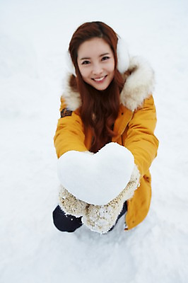 포토 JPG 주간 전신 계절 여자 여행 장갑 겨울 장난 놀이 한명 웃음 들기 사람 앉기 동양인 20대 성인 야외 앞모습 아웃포커스 캐주얼 설원 점퍼 한국인 하트 눈 겨울여행 귀마개 즐거움 눈장난 여자만 청년만 청년여자만 성인한명만 청년여자한명만 성인여자한명만 국내포토 자연요소 모양 1 잡화 옷 감정 뷰포인트 모션 촬영기법 표정 인종 청년 외투 여자한명만 성인여자만 성인만 파일형식