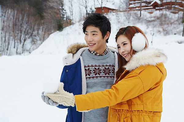 포토 JPG 주간 커플 응시 계절 여자 남자 커플라이프 여행 장갑 겨울 웃음 들기 사람 동양인 상반신 20대 성인 야외 두명 옆모습 아웃포커스 캐주얼 설원 점퍼 한국인 하트 눈 겨울여행 귀마개 즐거움 눈장난 청년만 성인만 국내포토 자연요소 모양 라이프스타일 시선 잡화 옷 감정 뷰포인트 관계 모션 놀이 날씨 눈_날씨 촬영기법 표정 인종 청년 외투 파일형식